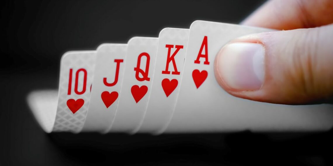 Ręka z kartami do gry