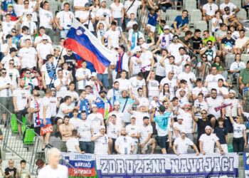 Kibice reprezentacji Słowenii na trybunach