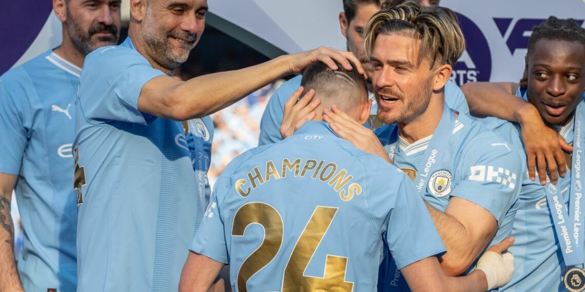 Zawodnicy i trener Manchesteru City na murawie