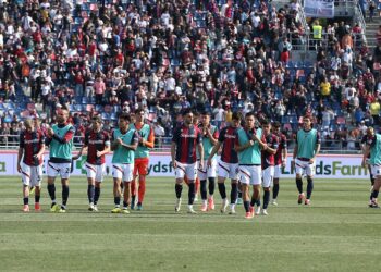Bologna piłkarze dziękujący kibicom za doping