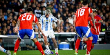 Piłkarze Chile próbują zatrzymać reprezentanta Argentyny