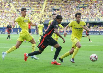 Zawodnicy Barcelony i Villarreal na boisku