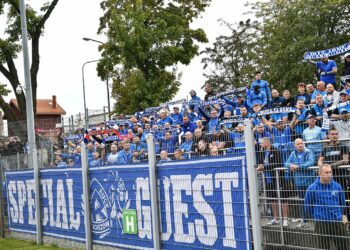 Kibice Ruchu Chorzów dopingujący w meczu wyjazdowym