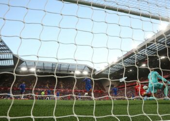 Widok zza bramki podczas meczu Liverpool - Chelsea w Premier League
