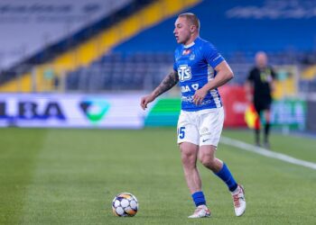 Daniel Szczepan, napastnik Ruchu Chorzów przy piłce podczas meczu