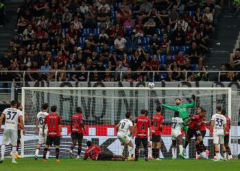 Piłkarze AC Milan i Cagliari podczas meczu ligi włoskiej