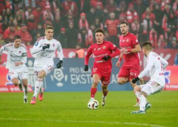 Zawodnicy Rakowa i Widzewa na boisku