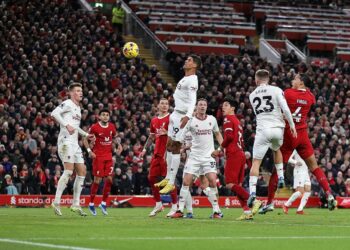 Piłkarze Liverpoolu i Manchesteru United w trakcie meczu
