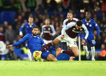 Piłkarze Chelsea i Aston Villi podczas meczu ligi angielskiej
