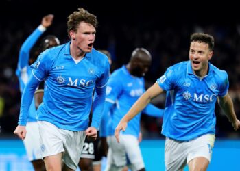 Zawodnicy na boisku przed meczem Napoli - Lazio