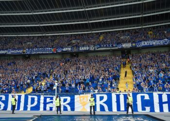 Kibice Ruchu szczelnie wypełniają Stadion Śląski