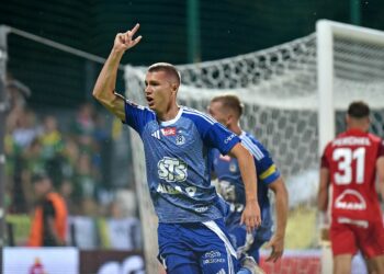Piłkarz Ruchu Chorzów po strzeleniu gola w I lidze