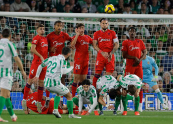 Piłkarze Betisu i Sevilli podczas meczu La Liga