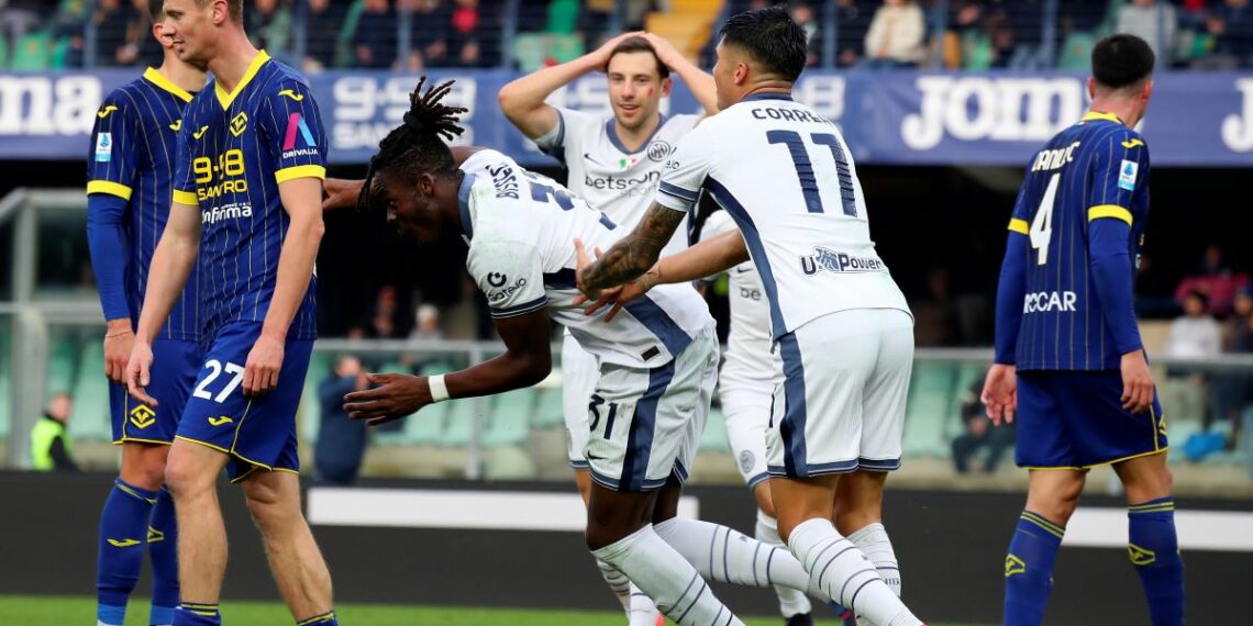 Zawodnicy Interu i Hellasu Verona na boisku
