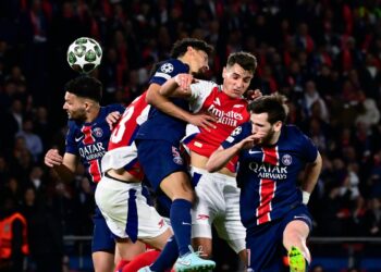 Zawodnicy PSG i Arsenalu na boisku