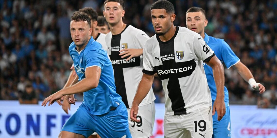 Zawodnicy Napoli i Parmy na boisku