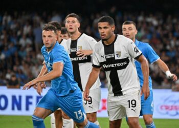 Zawodnicy Napoli i Parmy na boisku