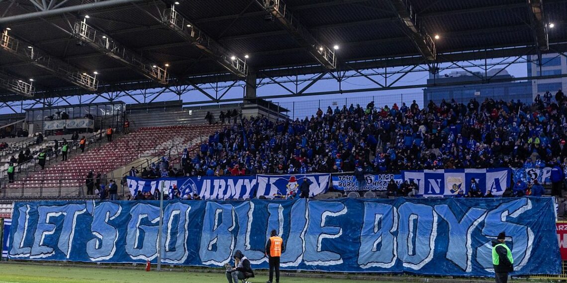 Kibice Ruchu Chorzów podczas meczu wyjazdowego z Polonią Warszawa