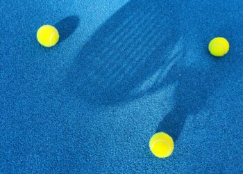 tenis-piłki-kort