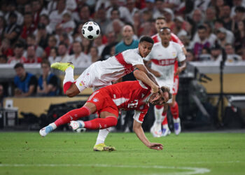Piłkarze Bayernu i VfB Stuttgart podczas meczu