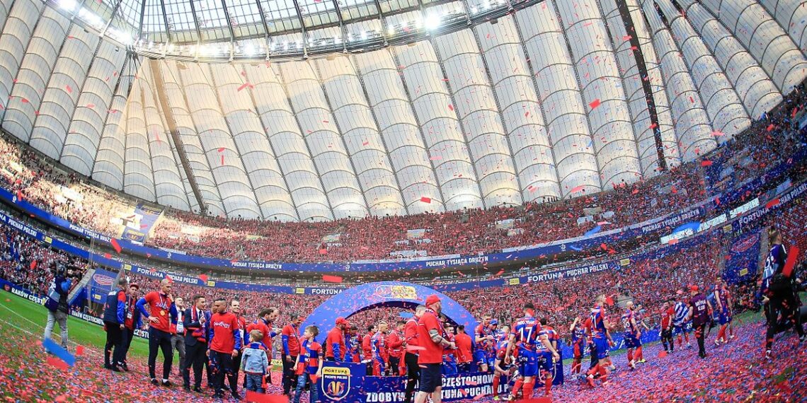Piłkarze Rakowa Częstochowa świętujący na Stadionie Narodowym