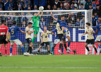 Piłkarze Barcelony i Realu Oviedo podczas meczu La Liga