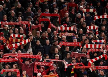 Kibice Liverpoolu podczas meczu a Anfield