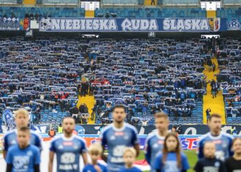 Piłkarze i kibice Ruchu Chorzów tuż przed meczem na Stadionie Śląskim w Chorzowie