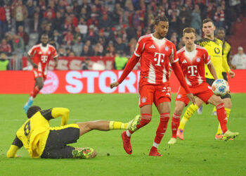Zawodnicy Borussii Dortmund i Bayernu na murawie