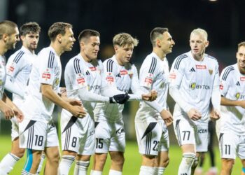 Zawodnicy Polonii Bytom przed meczem z LKS-em II Goczałkowice