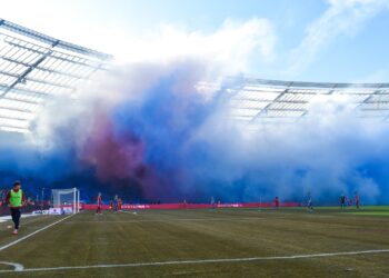 Kibice Ruchu i Wisły odpalają race podczas meczu na Stadionie Śląskim