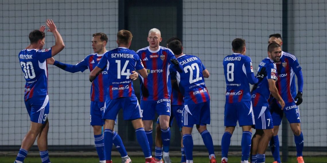 Zespół Polonii Bytom przed meczem z Avią Świdnik