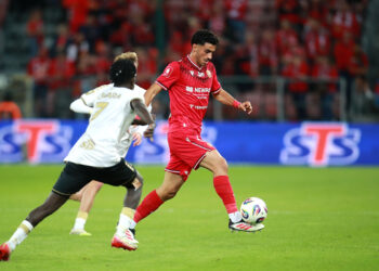 Piłkarze Widzewa i Pogoni podczas meczu