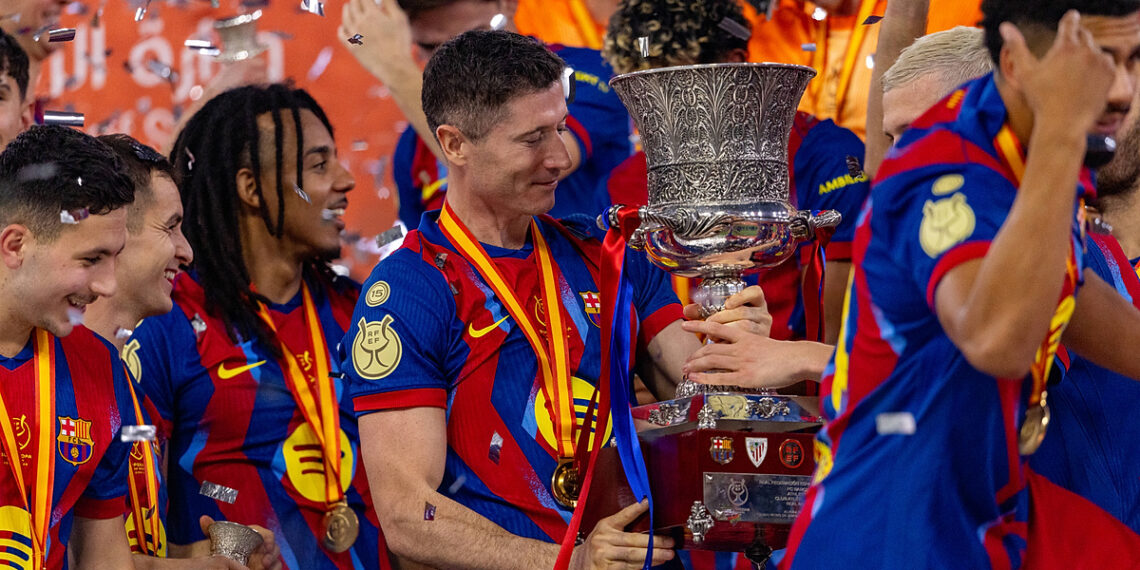 Lewandowski i inni piłkarze Barcelony w Superpucharem Hiszpanii