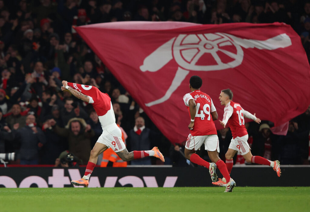 Piłkarze Arsenalu celebrują gola na Emirates Stadium