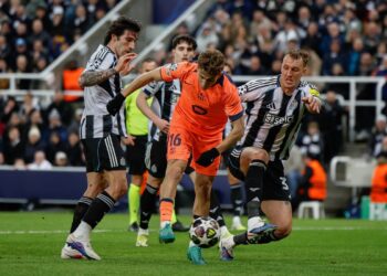 Zawodnicy Newcastle i piłkarz Barcelony walczą o piłę