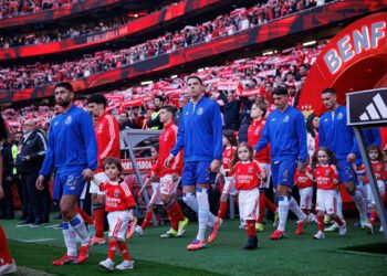 Piłkarze wychodzący na mecz FC Porto - Benfica