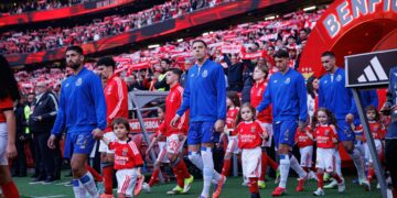 Piłkarze wychodzący na mecz FC Porto - Benfica