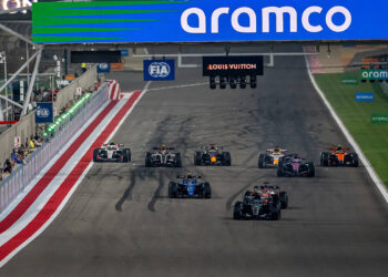 Bolidy F1 na torze podczas testów przedsezonowych