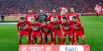 Zawodnicy Widzewa na boisku przed meczem z Górnikiem