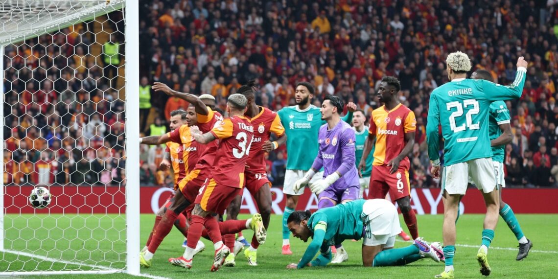 Piłkarze Liverpoolu i Galatasaray w trakcie meczu Ligi Mistrzów