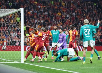 Piłkarze Liverpoolu i Galatasaray w trakcie meczu Ligi Mistrzów