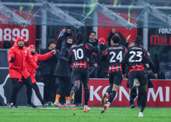 Piłkarze AC Milan cieszą się z gola na stadionie San Siro