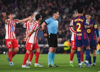 Zawodnicy Barcelony i Atletico na murawie