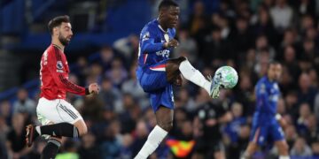 Piłkarze w akcji na meczu Chelsea - Manchester United