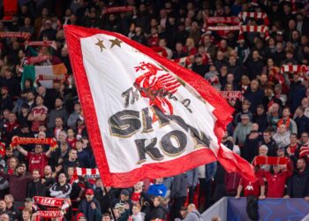 Kibice Liverpoolu podczas meczu na Anfield