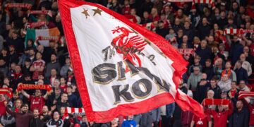 Kibice Liverpoolu podczas meczu na Anfield