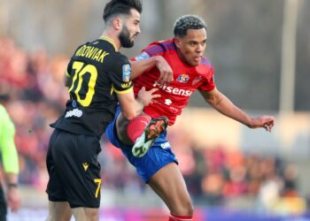 Piłkarz Rakowa Czestochowa i GKS Katowice w walce o piłkę