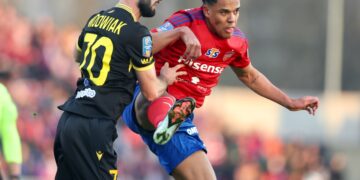 Piłkarz Rakowa Czestochowa i GKS Katowice w walce o piłkę