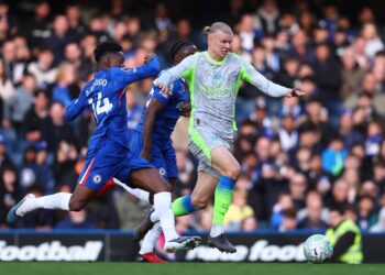 Haaland walczy z obrońcami Chelsea